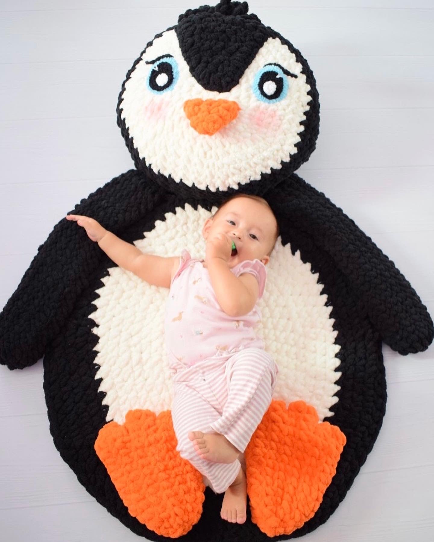 Crochet pattern. Rug Penguin